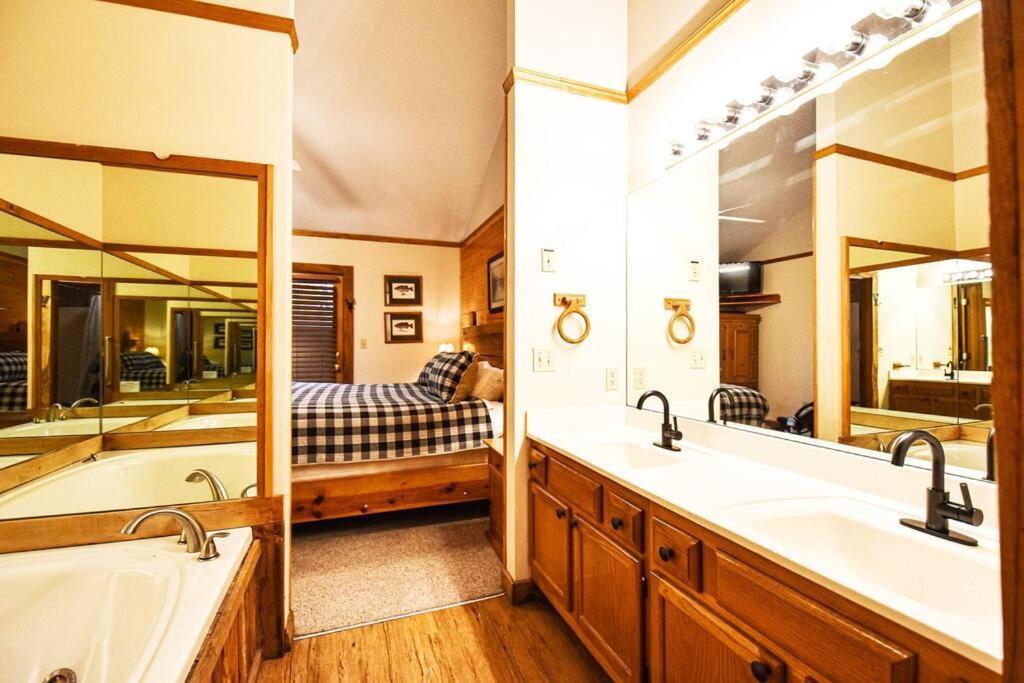 Four Private Suites - Hot Tub - Arcade - Fast Wi-Fi - One Minute To Parkway Fun Пиджен-Фордж Экстерьер фото